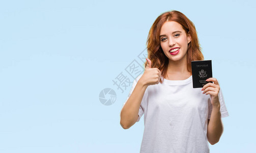 年轻漂亮的女人拿着美利坚合众国护照背景图片