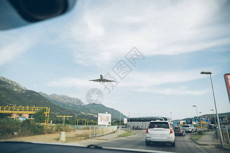 空中上的道路和飞机上的汽车旅行概念图片