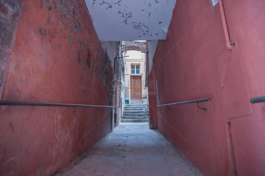 古龙盖红色的墙壁和小巷通往遥远的图片
