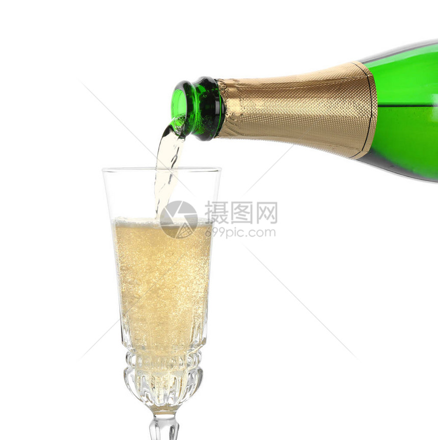 将香槟从瓶装放在白底的玻璃图片