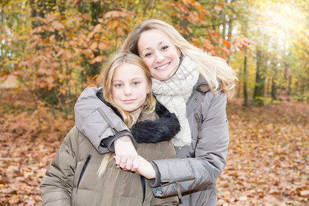 爱着家庭单身母亲金发在秋季公园户外露图片