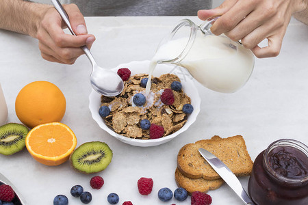 带谷物和水果的健康早餐图片
