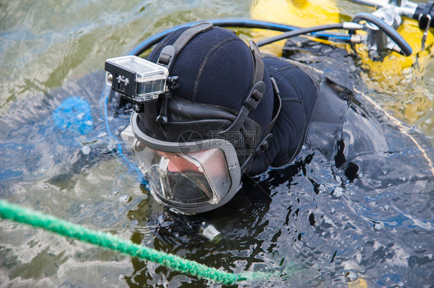 穿着潜水服和头盔准备潜水的潜水员图片