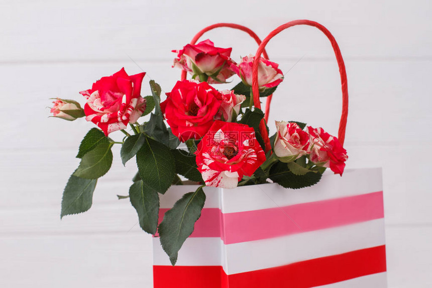 条纹包装中的混合红色和白色花朵图片