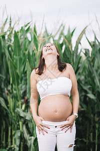 怀孕七个月的孕妇正在图片