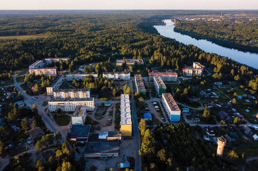 俄罗斯Karelia森林中Svir河和城市村图片