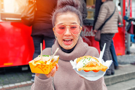 德国吃法式薯条和鲑鱼街食图片