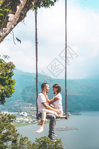 年轻蜜月夫妇在巴厘岛湖附近图片