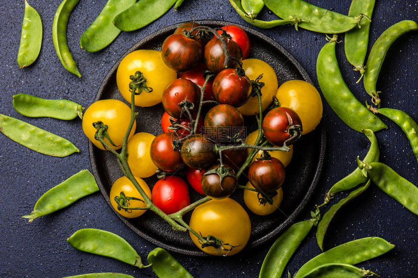 红西柿和黄西红番茄在铁黑梨上绿豆图片
