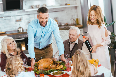 家庭微笑与火鸡庆祝感恩节图片