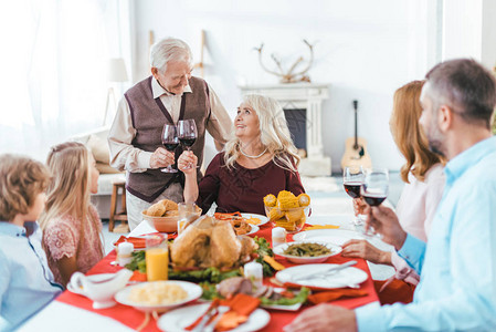 幸福的家庭在家里一起吃感恩节晚餐图片