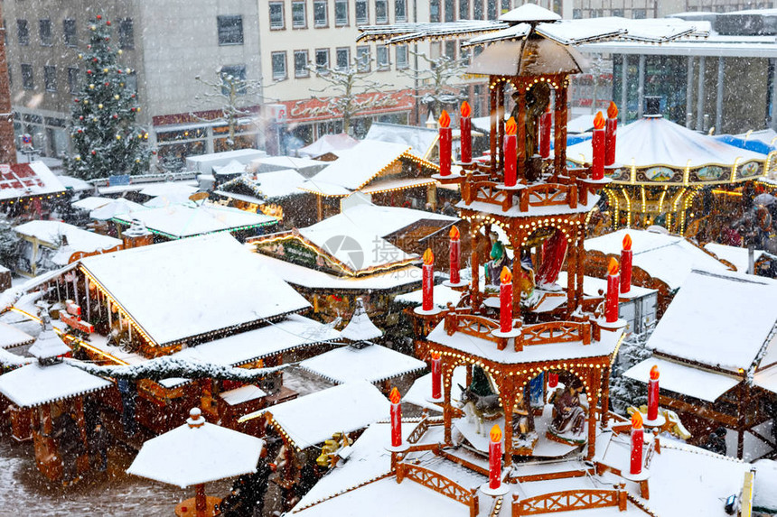 在德国纽伦堡历史中心的传统的德国圣诞市场雪地图片