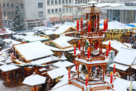 在德国纽伦堡历史中心的传统的德国圣诞市场雪地图片