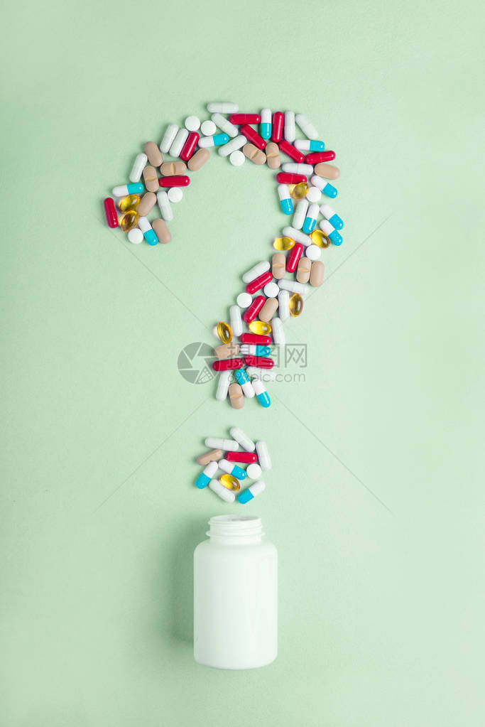 来自多彩药物的问号丸剂片剂和胶囊医疗理念图片