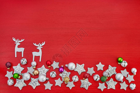 红色圣诞背景五颜六色的圣诞装饰与红色背景上的白色枞树顶视图图片