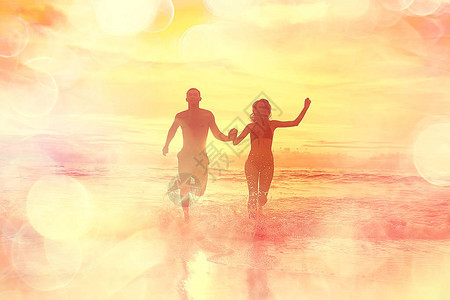 快乐的情侣在沙滩上奔跑健康休息体图片