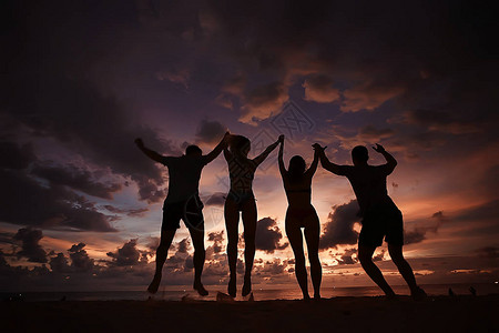 日落时沿跳跃的运动员剪影健康休息体图片
