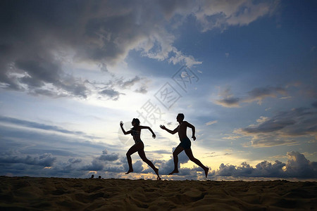 日落健康休息体育活动暑假在沙滩上奔跑的运图片