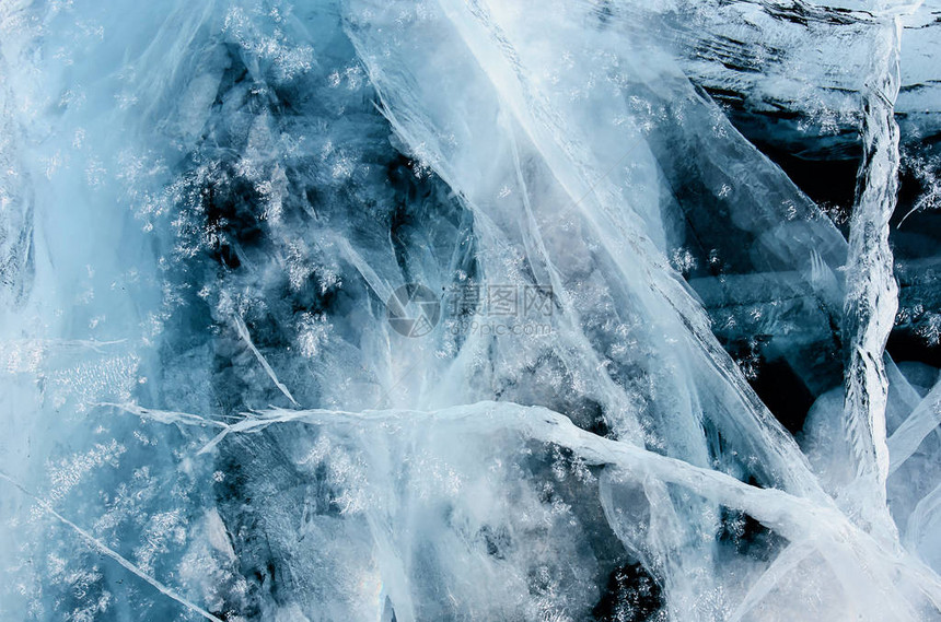贝加尔湖冰面的蓝色裂纹表面图片