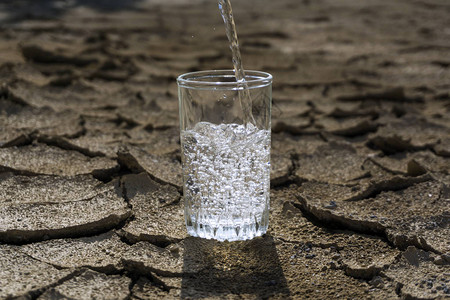 纯净的清净淡水倒入一个玻璃杯瓶中背景图片