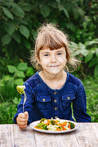 儿童吃蔬菜夏季照片有选择图片