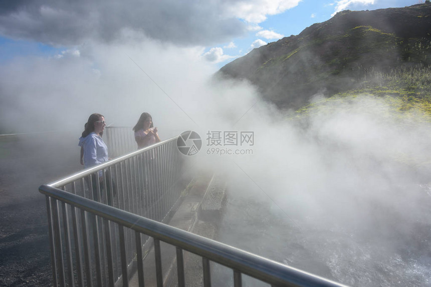 两姐妹在冰岛欣赏Deildartunguhver温泉图片