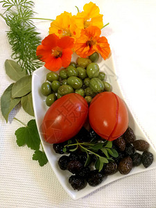 托盘上的橄榄和腌西红柿图片