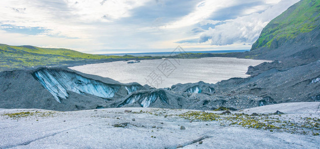冰岛南部Hvannadalshnukur冰雪臂附近冰川蓝冰步行巡图片
