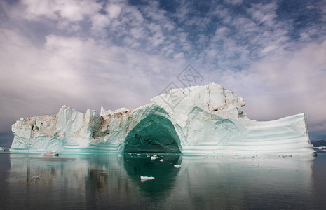 冰山漂浮在格陵兰海岸外的水域格陵兰自然图片
