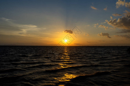 月光的海景与日落图片