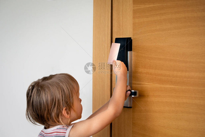 小男孩想在酒店用卡锁打开门抓图片