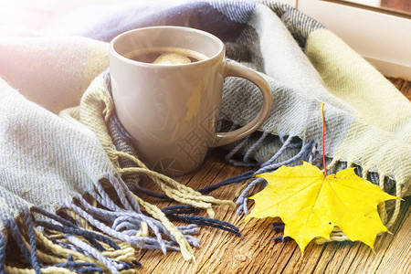 今生一杯咖啡和秋叶之图片