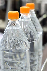 在塑料瓶中生产饮用水图片