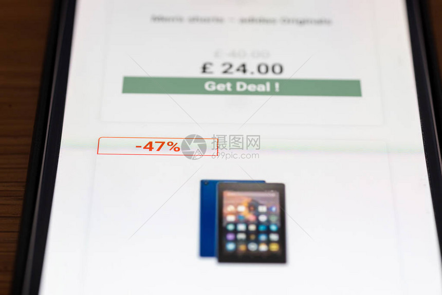 在智能手机屏幕特写上的购物应用程序上图片