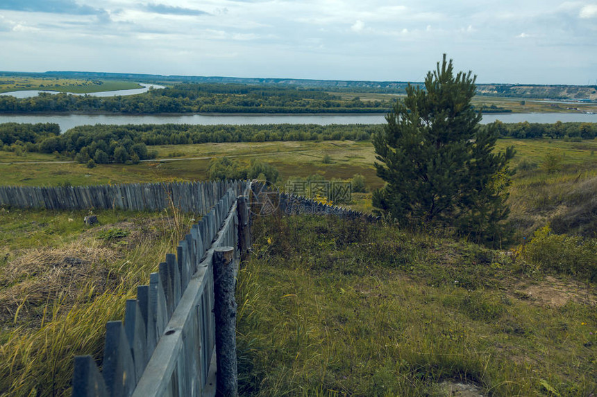 以西伯利亚河Irtysh为背景的带有木栅图片