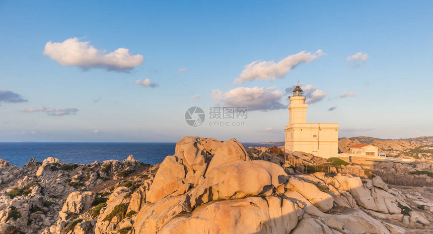 日落时在意大利撒丁岛卡波塔Sardinia的花岗图片