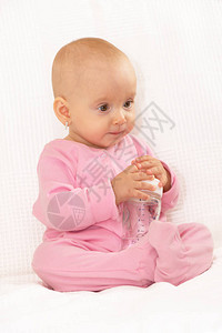 带奶瓶的婴儿女图片