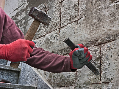 石匠用凿子和锤子修复金属背景图片
