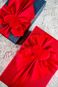 浪漫的情人节礼物盒带有心带丝装饰顶图片