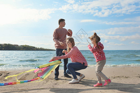 幸福的家庭在河边放风筝图片