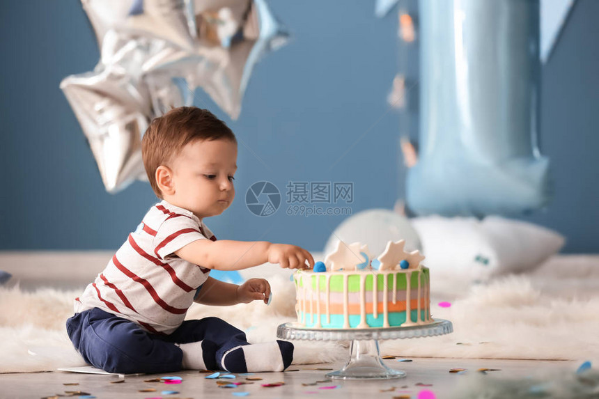 小可爱男孩生日蛋糕坐在房图片