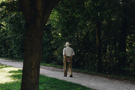 单身老人在夏季公园1散步享受图片