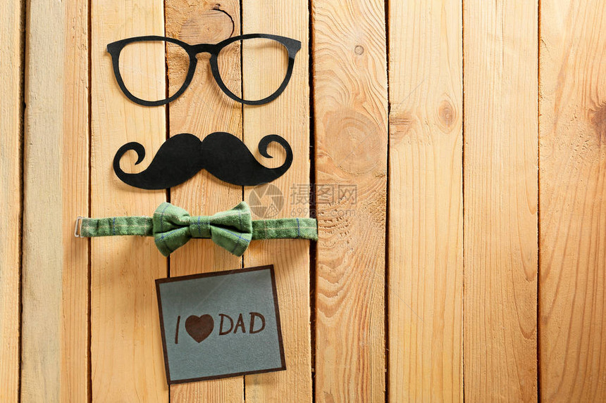 贺卡上写着我爱爸纸胡子眼镜和木本底的弓领带父图片