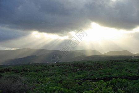 西班牙加那利群岛兰萨罗特岛火山景观的日落图片
