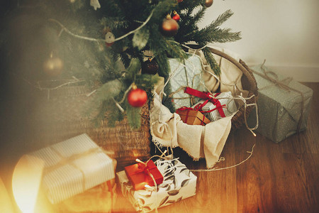 时尚的圣诞礼盒在美丽的圣诞树下图片