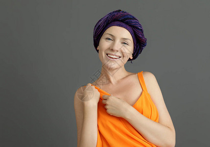 灰色背景下化疗后的女人图片
