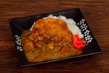 日本炸猪排配咖喱酱和米饭图片