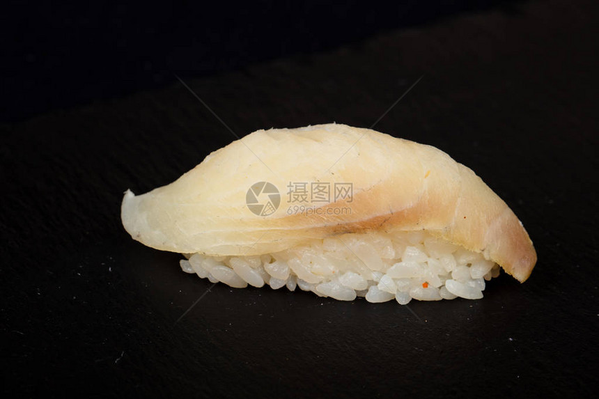 鲈鱼日式冷寿司图片