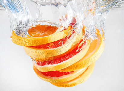 葡萄柚和橙子掉到水里适合做广告图片