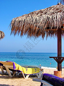 沙滩上的太阳椅和遮阳伞图片